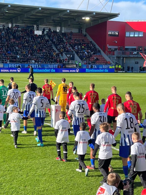 E-Jugend als Einlaufkinder beim SV Wehen-Wiesbaden